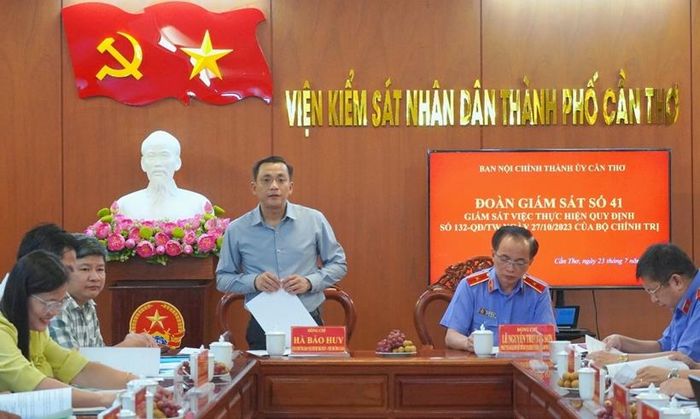 Đồng chí Hà Bảo Huy, Phó Trưởng Ban Nội chính Thành ủy - Phó Trưởng đoàn giám sát phát biểu tại buổi làm việc