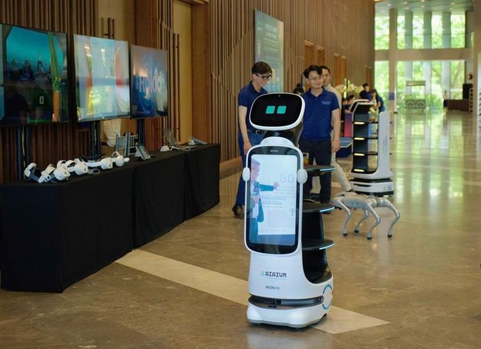 Robot KEENON với khả năng hỗ trợ phục vụ, vận chuyển món ăn và tối ưu vận hành trong nhà hàng, khách sạn.
