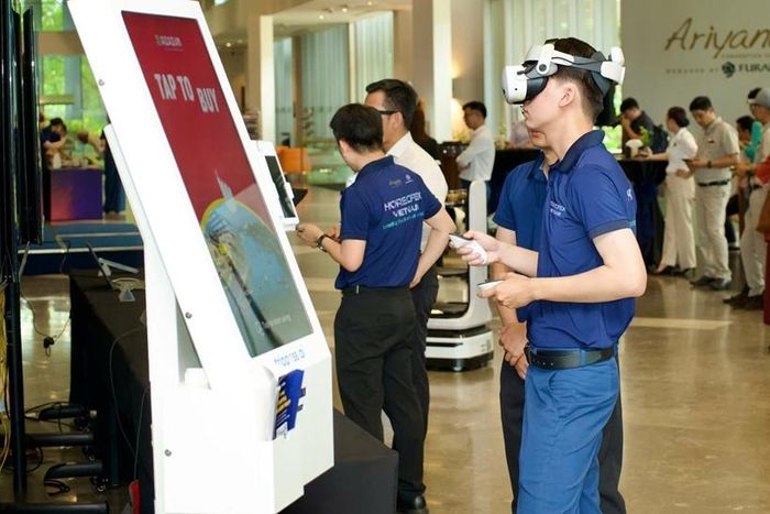 Khách mời trải nghiệm công nghệ thực tế ảo.