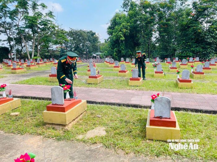 Hội Cựu Chiến binh Đảng ủy Các cơ quan Đảng tỉnh thắp hương tri ân các Anh hùng liệt sĩ. Ảnh: Bạch Hiền
