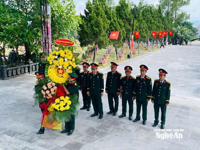 Đoàn dâng hoa, dâng hương tại Nghĩa Trang Quốc tế Đô Lương. Ảnh: Bạch Hiền