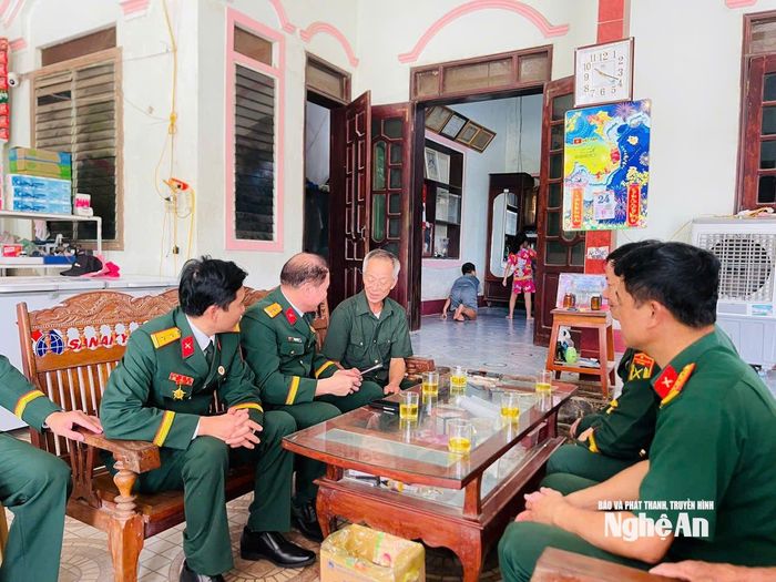 Đoàn tặng quà gia đình chính sách. Ảnh: Bạch Hiền