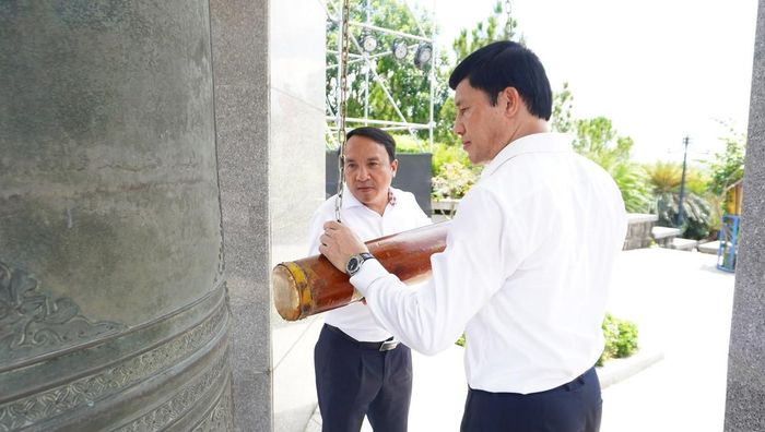 Đồng chí Dương Đình Chỉnh - Ủy viên Ban Thường vụ Tỉnh ủy, Phó Chủ tịch Thường trực HĐND tỉnh và đồng chí Bùi Duy Sơn - Ủy viên BCH Đảng bộ tỉnh, Chánh Văn phòng Đoàn ĐBQH và HĐND tỉnh thỉnh chuông tại Nghĩa trang liệt sĩ Đường 9. Ảnh: Phan Tú