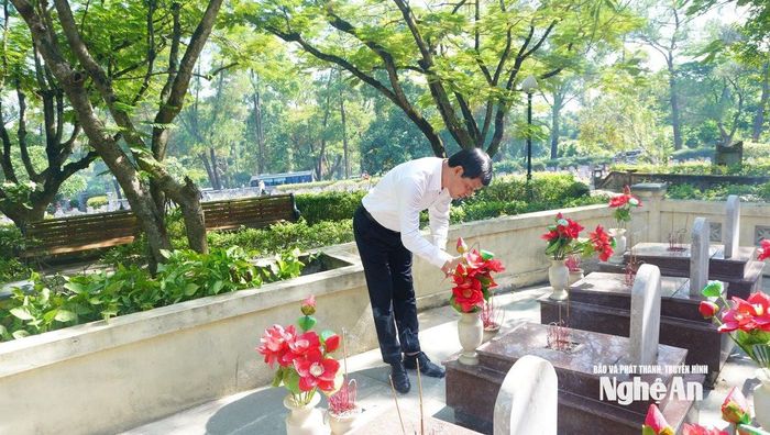 Đồng chí Bùi Duy Sơn - Ủy viên Ban Chấp hành Đảng bộ tỉnh, Chánh Văn phòng Đoàn ĐBQH và HĐND tỉnh dâng hương ở Nghĩa trang Trường Sơn. Ảnh: Phan Tú