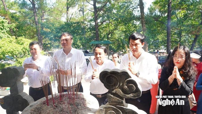 Đoàn dâng hương tại khu mộ liệt sĩ quê Nghệ An tại Nghĩa trang Trường Sơn. Ảnh: Phan Tú