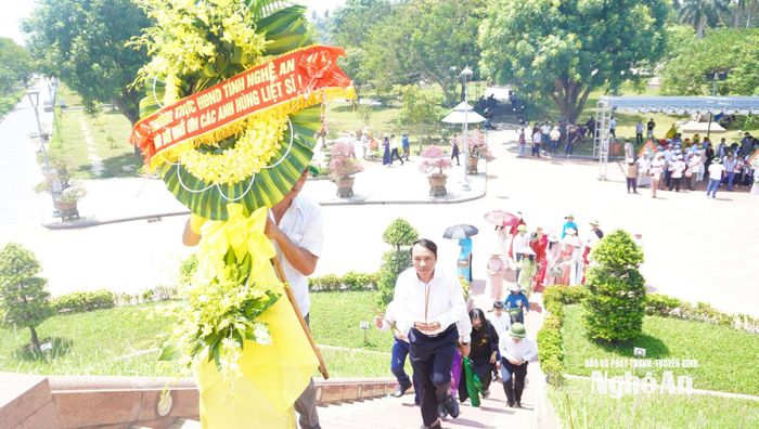 Đoàn công tác của Thường trực HĐND tỉnh thắp hương lên khu mộ chung tại Thành cổ Quảng Trị. Ảnh: Phan Tú