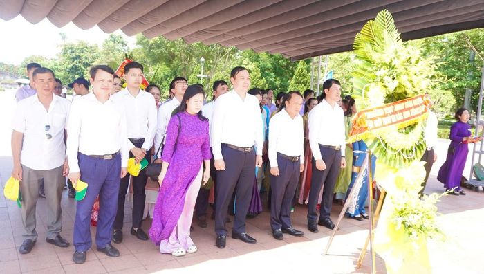 Đoàn Thường trực HĐND tỉnh Nghệ An làm lễ dâng hoa, dâng hương trước Đài tưởng niệm Di tích Quốc gia đặc biệt Thành cổ Quảng Trị. Ảnh: Phan Tú