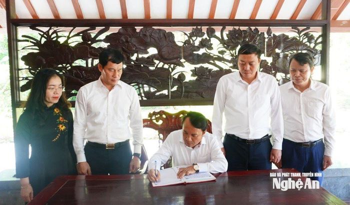 Đồng chí Dương Đình Chỉnh - Ủy viên Ban Thường vụ Tỉnh ủy, Phó Chủ tịch Thường trực HĐND tỉnh viết lưu niệm tại Nhà tưởng niệm Chủ tịch Hồ Chí Minh trong khuôn viên Nghĩa trang Trường Sơn. Ảnh: Phan Tú