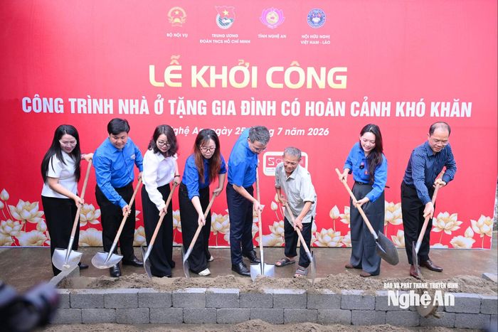 Các đại biểu trong đoàn công tác thực hiện lễ khởi công "Nhà nhân ái" cho gia đình ông Biện Văn Út. Ảnh: Thành Cường