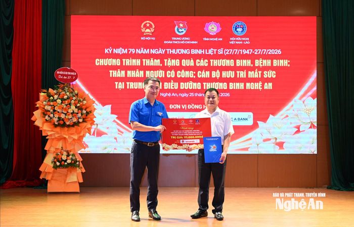 Đồng chí Nguyễn Tường Lâm - Bí thư Trung ương Đoàn TNCS Hồ Chí Minh trao tiền hỗ trợ cho Trung tâm Điều dưỡng thương binh Nghệ An. Ảnh: Thành Cường