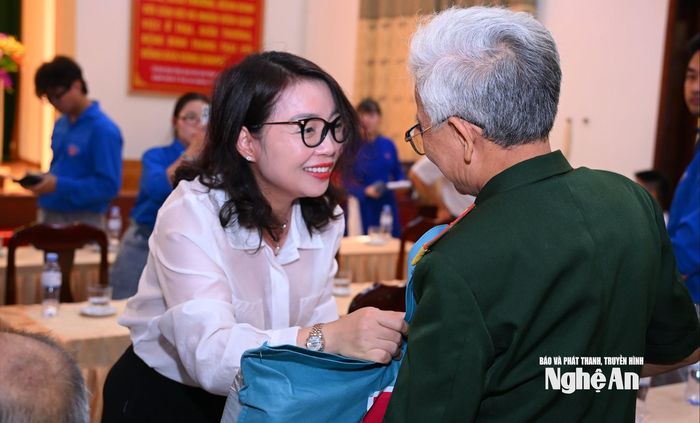 Phó Trưởng Ban Tuyên giáo và Dân vận Tỉnh ủy trao quà cho các thương, bệnh binh. Ảnh: Thành Cường