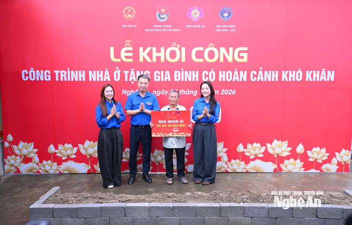 Trung ương Đoàn TNCS Hồ Chí Minh trao tiền hỗ trợ xây nhà tình nghĩa cho gia đình ông Biện Văn Út. Ảnh: Thành Cường