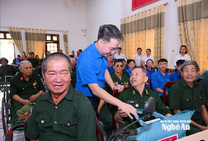 Đồng chí Nguyễn Tường Lâm trao quà cho các thương, bệnh binh. Ảnh: Thành Cường
