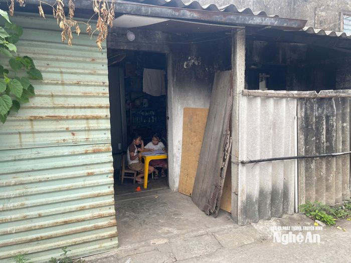 Người dân mong muốn khu tập thể sớm được cải tạo để những thế hệ tiếp theo không còn phải sống trong những căn nhà lụp xụp, mất an toàn. Ảnh: Tiến Đông