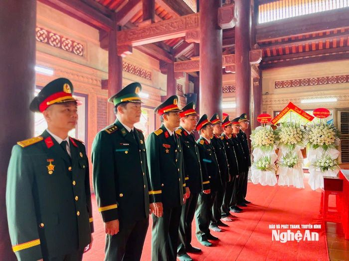Đoàn tổ chức lễ viếng tại Khu Di tích lịch sử Quốc gia Truông Bồn. Ảnh: Bạch Hiền