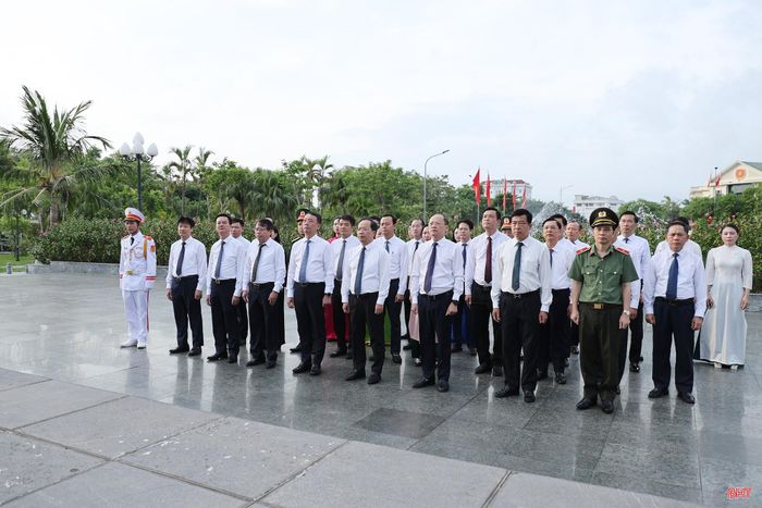 Đoàn thành kính bày tỏ lòng biết ơn trước công lao to lớn của Chủ tịch Hồ Chí Minh.