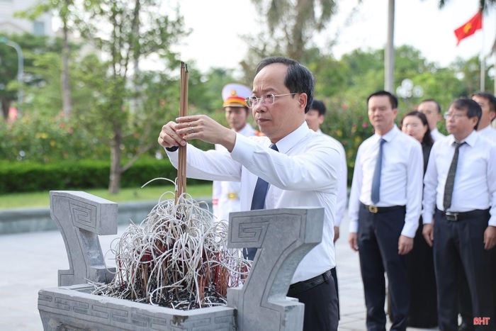 Bí thư Tỉnh ủy Nguyễn Duy Lâm và đoàn lãnh đạo tỉnh dâng hương tưởng niệm Chủ tịch Hồ Chí Minh.