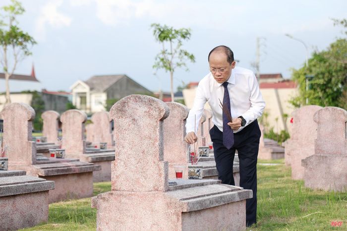 Phó Bí thư Thường trực Tỉnh ủy Nguyễn Hồng Lĩnh dâng hương lên từng phần mộ liệt sĩ.