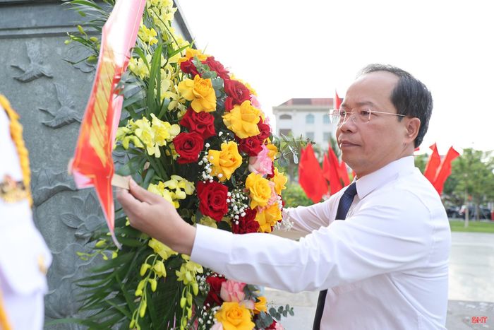 Bí thư Tỉnh ủy Nguyễn Duy Lâm dâng hoa trước tượng đài Chủ tịch Hồ Chí Minh.