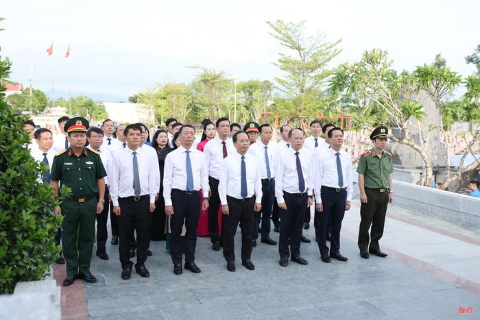 Đoàn lãnh đạo tỉnh dâng hoa, dâng hương tại Nghĩa trang Liệt sĩ Núi Nài.