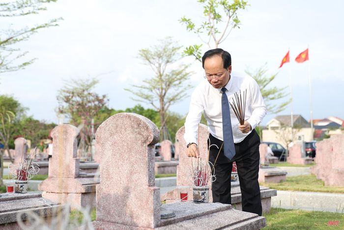 Bí thư Tỉnh ủy Nguyễn Duy Lâm dâng hương lên từng phần mộ liệt sĩ.