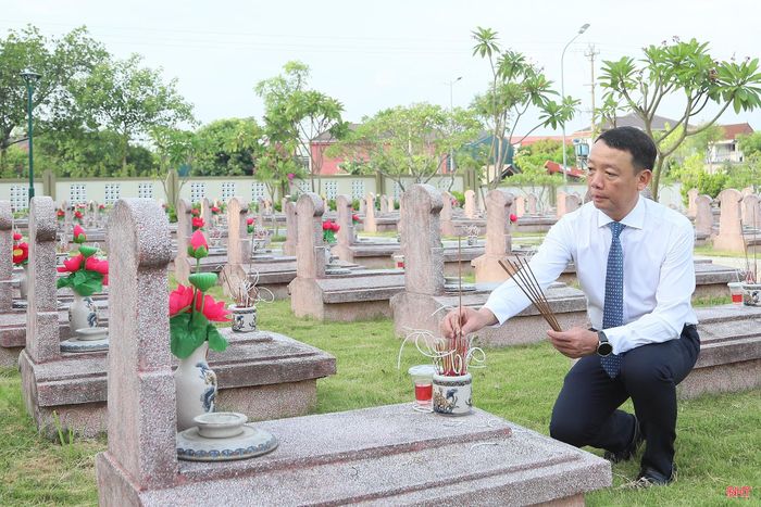 Chủ tịch UBND tỉnh Phan Thiên Định dâng hương lên từng phần mộ liệt sĩ.