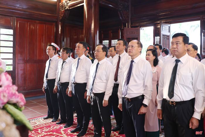 Các đồng chí lãnh đạo tỉnh thành kính trước bàn thờ Bác tại Nhà lưu niệm Bác Hồ.