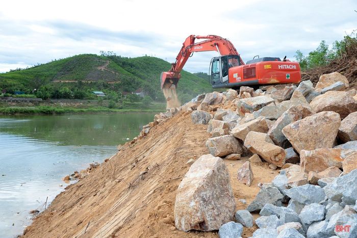 Nhà thầu đẩy nhanh tiến độ công trình khắc phục sạt lở mái taluy âm tuyến đường liên xã Ân Phú - Cửa Rào ở xã Mai Hoa.