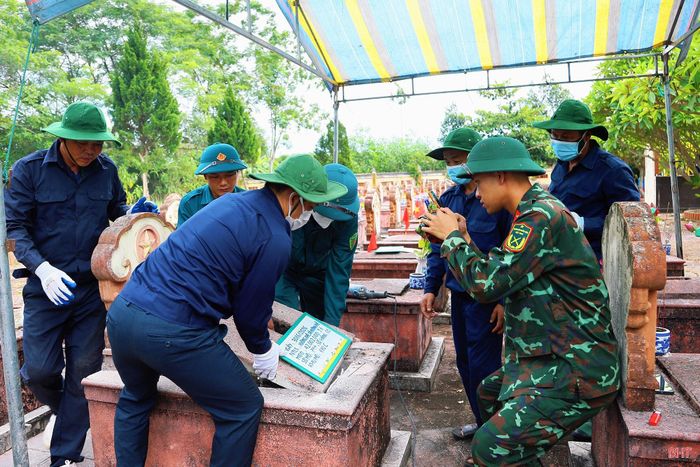 Lãnh đạo Ban Chỉ đạo 515 tỉnh kiểm tra, theo dõi tiến độ và chỉ đạo các lực lượng thực hiện công tác khai quật, lấy mẫu hài cốt tại Nghĩa trang Liệt sĩ Nầm.