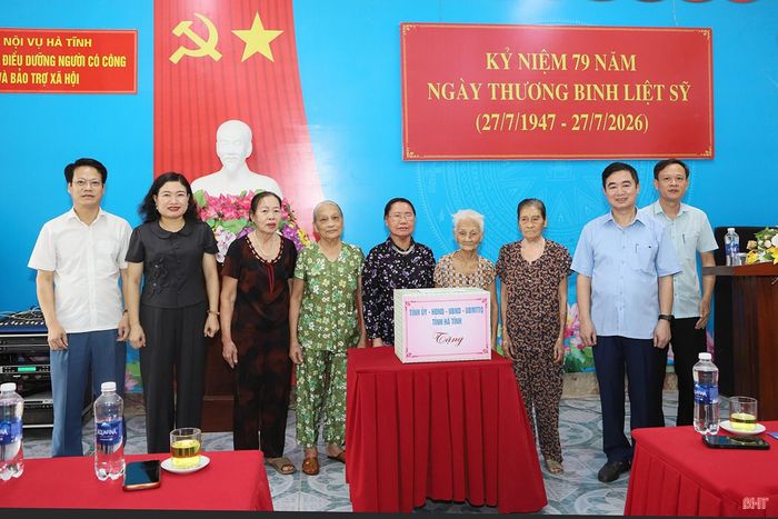 Phó Chủ tịch UBND tỉnh Nguyễn Thị Nguyệt thăm, tặng quà đối tượng chính sách tại Trung tâm Điều dưỡng người có công và Bảo trợ xã hội tỉnh.