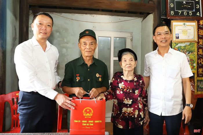 Chủ tịch UBND tỉnh Phan Thiên Định và Trưởng ban Quản lý KKT tỉnh Trần Việt Hà tặng quà cho gia đình ông Trần Trọng Minh (SN 1942, TDP Kỳ Long, phường Vũng Áng) là nạn nhân chất độc da cam.