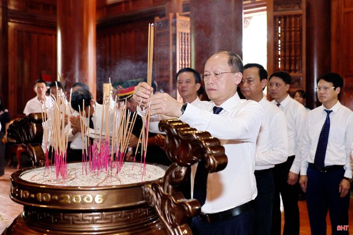 Phó Bí thư Thường trực Tỉnh ủy Nguyễn Hồng Lĩnh thành kính dâng hương tại bàn thờ Chủ tịch Hồ Chí Minh.