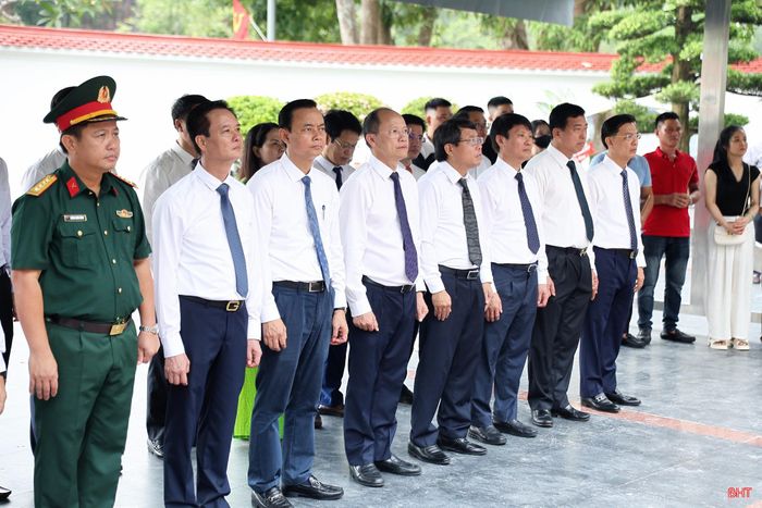 Đoàn kính cẩn nghiêng mình, bày tỏ lòng biết ơn vô hạn đối với những cống hiến, hy sinh to lớn vì sự nghiệp đấu tranh giải phóng dân tộc, thống nhất đất nước và bảo vệ Tổ quốc.