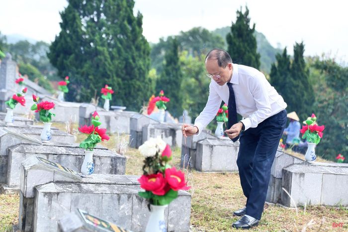 Phó Bí thư Thường trực Tỉnh ủy Nguyễn Hồng Lĩnh dâng hương lên từng phần mộ liệt sĩ.
