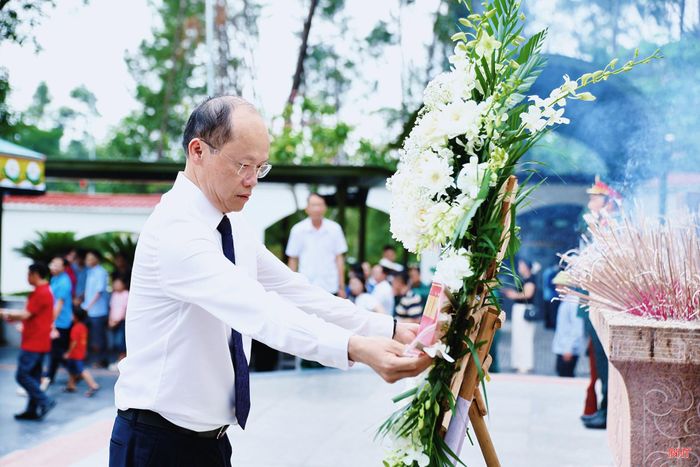 Phó Bí thư Thường trực Tỉnh ủy Nguyễn Hồng Lĩnh đặt vòng hoa tại Khu mộ 10 nữ anh hùng liệt sĩ TNXP Ngã ba Đồng Lộc.