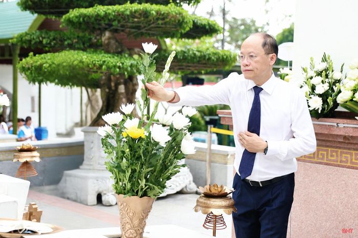 Phó Bí thư Thường trực Tỉnh ủy Nguyễn Hồng Lĩnh dâng hoa lên từng phần mộ 10 nữ anh hùng liệt sĩ TNXP.
