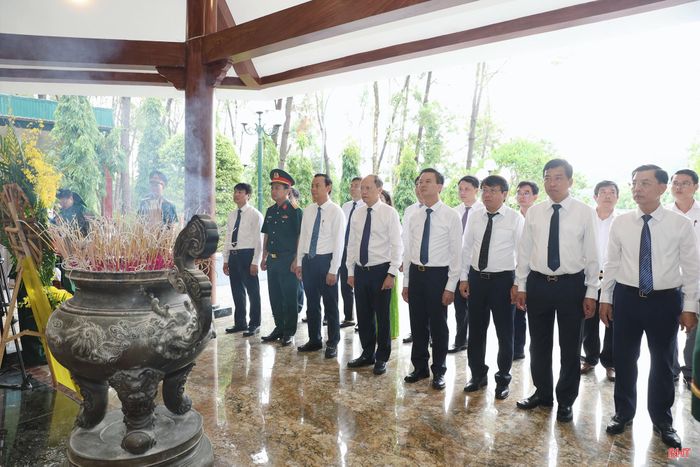 Tại Khu di tích lịch sử Ngã ba Đồng Lộc (xã Đồng Lộc), đoàn đã đến dâng hương tại Nhà bia tưởng niệm liệt sỹ TNXP toàn quốc - nơi ghi danh hơn 4.000 liệt sỹ TNXP trên cả nước.