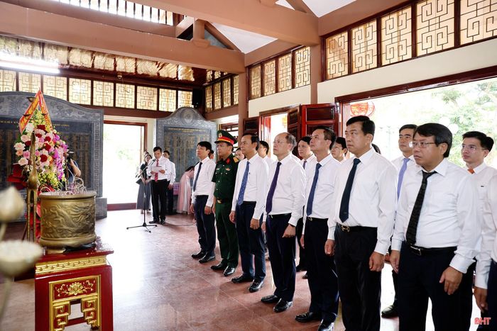 Tiếp đó, đoàn công tác của tỉnh đã đến dâng hoa, dâng hương tại Bảo tàng Xô Viết Nghệ Tĩnh (tỉnh Nghệ An). Phong trào Xô Viết Nghệ Tĩnh (1930 - 1931) là mốc son chói lọi trong lịch sử cách mạng Việt Nam đầu thế kỷ XX, trở thành biểu tượng của tinh thần yêu nước, ý chí đấu tranh kiên cường, bất khuất của Nhân dân. Bảo tàng là nơi lưu giữ, trưng bày hàng nghìn tài liệu, hiện vật quý, tái hiện sinh động phong trào cách mạng Xô Viết Nghệ Tĩnh và những giá trị lịch sử vẻ vang của dân tộc.