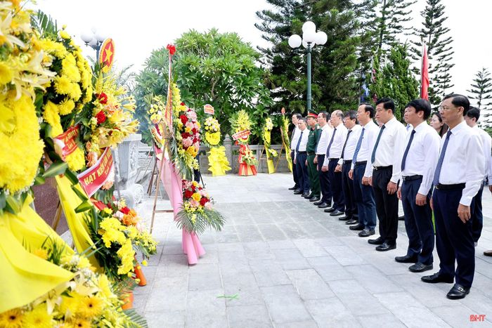 Tiếp đó, đoàn đã đến đặt vòng hoa, dâng hương tại Nghĩa trang Liệt sĩ Nầm (xã Tứ Mỹ) - nơi có 1.195 phần mộ các anh hùng liệt sĩ đã anh dũng hy sinh trong các cuộc kháng chiến bảo vệ Tổ quốc và thực hiện nhiệm vụ quốc tế cao cả. Khắc ghi công lao, sự hy sinh to lớn của các anh hùng liệt sĩ, đoàn lãnh đạo tỉnh nguyện tiếp nối truyền thống cách mạng, chung sức xây dựng quê hương ngày càng giàu đẹp, văn minh.