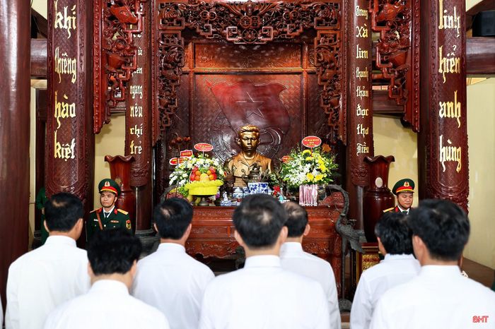 Đoàn kính cẩn nghiêng mình trước anh linh Anh hùng liệt sĩ Lý Tự Trọng.