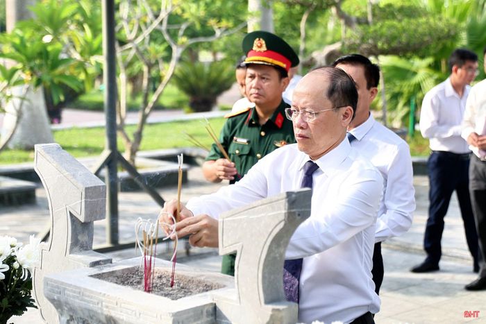 Phó Bí thư Thường trực Tỉnh ủy Nguyễn Hồng Lĩnh dâng hương trước phần mộ Anh hùng liệt sĩ Lý Tự Trọng.