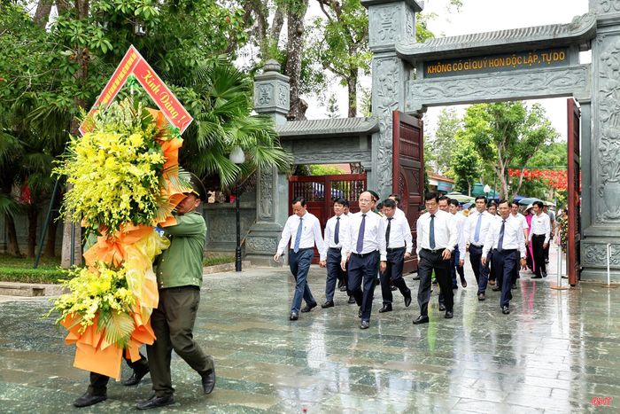 Đoàn lãnh đạo tỉnh dâng hoa, dâng hương tại Khu di tích lịch sử Kim Liên (tỉnh Nghệ An) - nơi lưu giữ những giá trị lịch sử, văn hóa gắn với cuộc đời, sự nghiệp của Chủ tịch Hồ Chí Minh.
