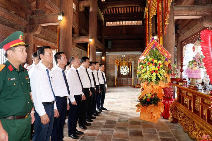 Tọa lạc trên núi Chung, đền Chung Sơn là công trình có ý nghĩa văn hóa, tâm linh sâu sắc, thể hiện tình cảm, lòng biết ơn của Nhân dân đối với gia tiên Chủ tịch Hồ Chí Minh, đồng thời góp phần lan tỏa đạo lý "uống nước nhớ nguồn" của dân tộc.