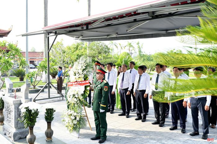 Cũng trong sáng nay, đoàn lãnh đạo tỉnh đã đến dâng hoa, dâng hương tại Khu lưu niệm Anh hùng liệt sĩ Lý Tự Trọng (xã Việt Xuyên), bày tỏ lòng biết ơn đối với người đoàn viên thanh niên cộng sản đầu tiên đã hiến trọn tuổi xuân cho sự nghiệp cách mạng của Đảng, vì độc lập, tự do của Tổ quốc.