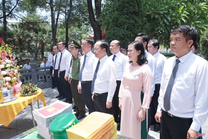 Đoàn dâng hoa, dâng hương tưởng nhớ tại khu mộ các liệt sĩ quê Hà Tĩnh.