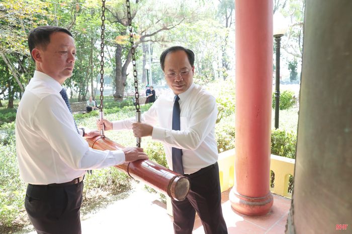 Đồng chí Nguyễn Duy Lâm – Bí thư Tỉnh ủy và đồng chí Phan Thiên Định – Chủ tịch UBND tỉnh thỉnh chuông cầu nguyện cho các anh hùng liệt sĩ tại đài tưởng niệm trung tâm - Nghĩa trang Liệt sĩ Quốc gia Trường Sơn.