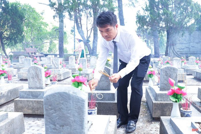 Các thành viên trong đoàn dâng hương từng phần mộ các liệt sĩ quê Hà Tĩnh.