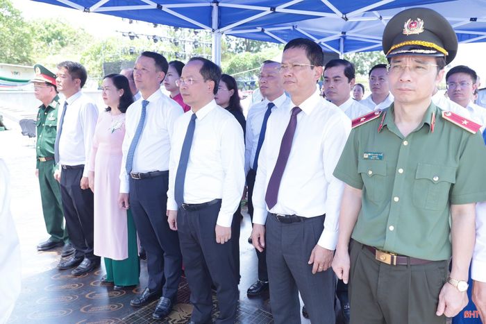 Đồng chí Nguyễn Duy Lâm – Ủy viên Trung ương Đảng, Bí thư Tỉnh ủy, Trưởng đoàn ĐBQH tỉnh và đồng chí Phan Thiên Định – Phó Bí thư Tỉnh ủy, Chủ tịch UBND tỉnh cùng các thành viên trong đoàn lãnh đạo tỉnh Hà Tĩnh cũng đã tới dâng hoa, dâng hương bày tỏ lòng biết ơn và tri ân các anh hùng liệt sĩ tại Nghĩa trang Liệt sĩ Quốc gia Đường 9 (phường Đông Hà).