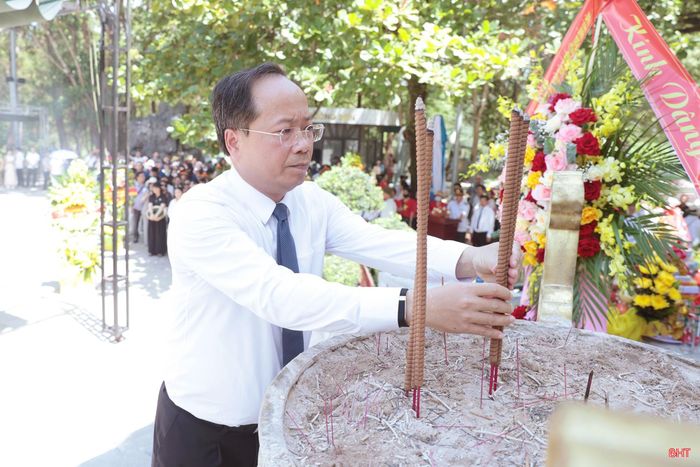 Đồng chí Nguyễn Duy Lâm dâng hương tưởng nhớ các anh hùng liệt sĩ ở Nghĩa trang Liệt sĩ Quốc gia Trường Sơn.
