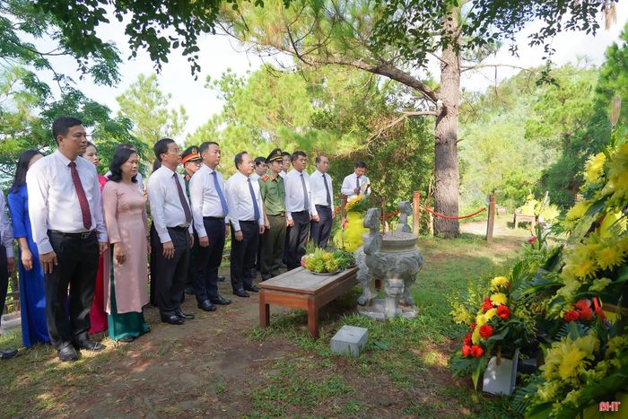 Trước đó, đồng chí Nguyễn Duy Lâm – Ủy viên Trung ương Đảng, Bí thư Tỉnh ủy, Trưởng đoàn ĐBQH tỉnh và đồng chí Phan Thiên Định – Phó Bí thư Tỉnh ủy, Chủ tịch UBND tỉnh cùng các thành viên trong đoàn cũng đã đến dâng hương, dâng hoa tại khu mộ Đại tướng Võ Nguyên Giáp (xã Phú Trạch).